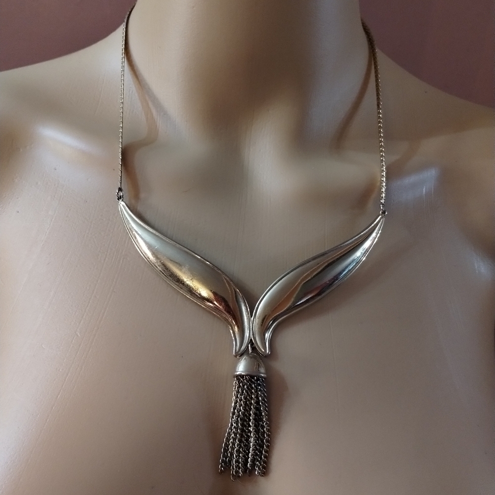 Avon women's necklace